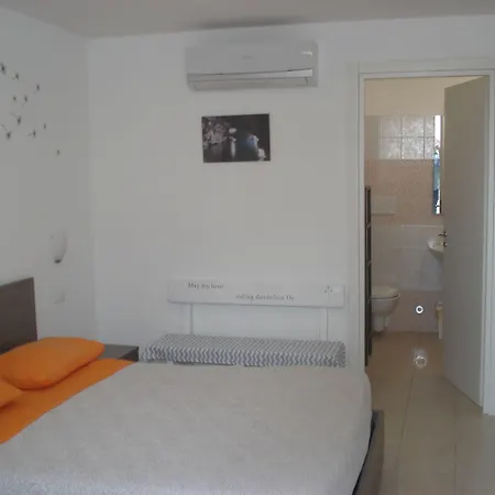 Lara Полиньяно-а-Маре