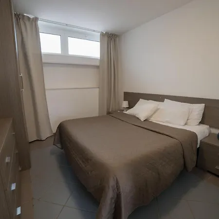 Гостевой дом Lara Полиньяно-а-Маре