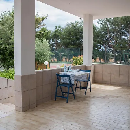 Lara Полиньяно-а-Маре